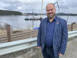 Fungerende ordfører Truls Gihlemoen (Frp) på Tangen der Norges største jernbanebro bygges.